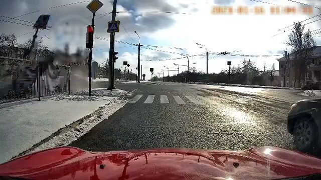[動画1:06]猛スピードで交差点事故・・・!歩行者が巻き込まれる瞬間