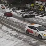 [動画2:08]突然の雪、ノーマルタイヤで外出した車の末路
