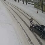 [動画1:27]横断歩道の歩行者、雪道で停まれなかった車にはねられる