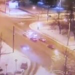 [動画0:33]信号待ちの車列に猛スピードで突っ込む衝撃の事故映像