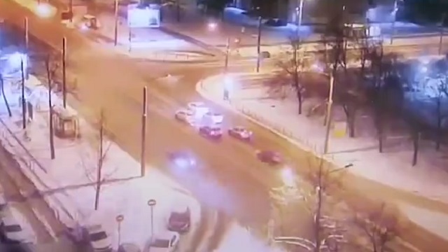 [動画0:33]信号待ちの車列に猛スピードで突っ込む衝撃の事故映像