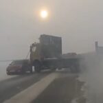 [動画0:35]制御を失ったトラック、対向車と衝突