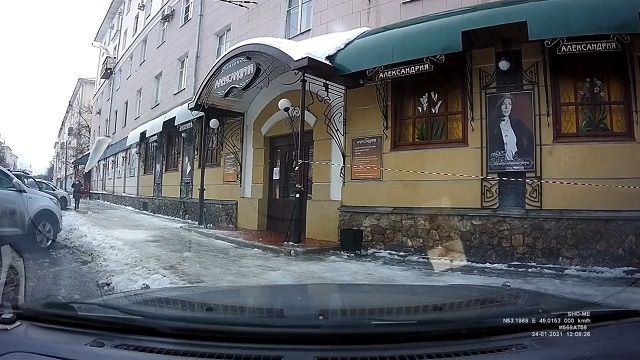 [動画0:31]これは危ない・・・！歩道を歩く女性の目の前に落雪・・・！