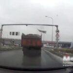 [動画0:33]高さ制限ゲートで接触したトラック、そのまま進んだ結果