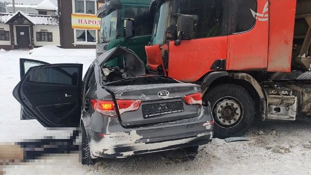 [動画0:44]ロシア人さん、雪道で盛大にドリフトしてトラックに突っ込む