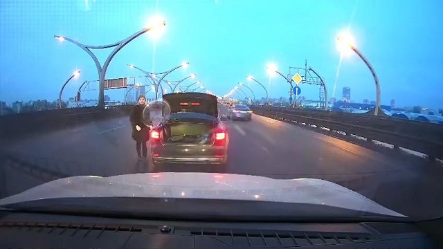 [動画1:01]高速道路で事故・・・！停止表示板を準備していると・・・