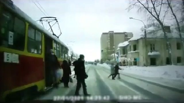 [動画0:23]トラムから降りた乗客、トラックにはねられる