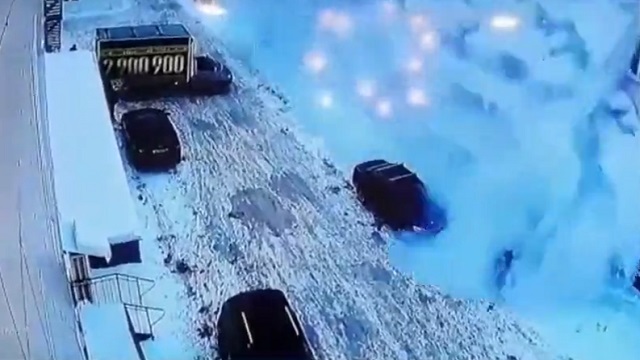 [動画0:13]屋根から落雪・・・！二人の女性が巻き込まれる