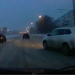 [動画0:10]脇道から出てきた車を避けた結果、二台の車に衝突・・・