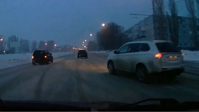 [動画0:10]脇道から出てきた車を避けた結果、二台の車に衝突・・・