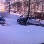 [動画0:39]買ったばかりの車、落雪で破壊される