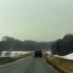 [動画0:34]走行中のトラック、タイヤが脱落してとんでもない事態に・・・