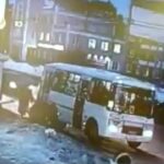 [動画1:04]バスから降りた女の子、バスに轢かれる