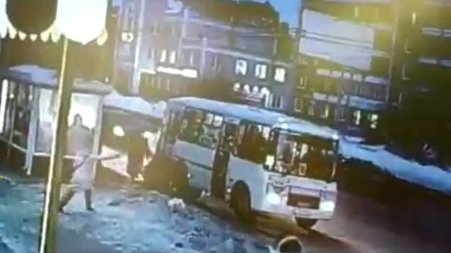 [動画1:04]バスから降りた女の子、バスに轢かれる