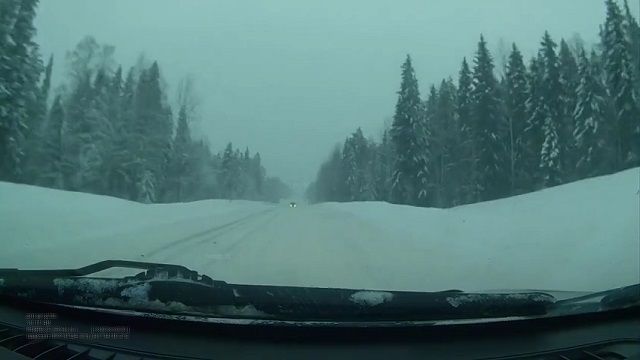 [動画0:23]雪道を100km/h以上で走行した結果