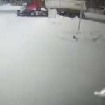 [動画0:10]ガソリンスタンドに入ろうとした車がトレーラートラックに潰される瞬間