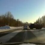 [動画0:18]トラックに衝突された車、消える・・・