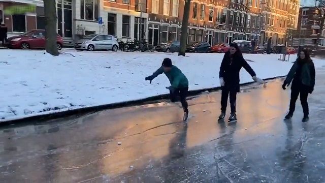 [動画0:17]オランダ人さん、凍った川でスケートをするも悲惨な結果に