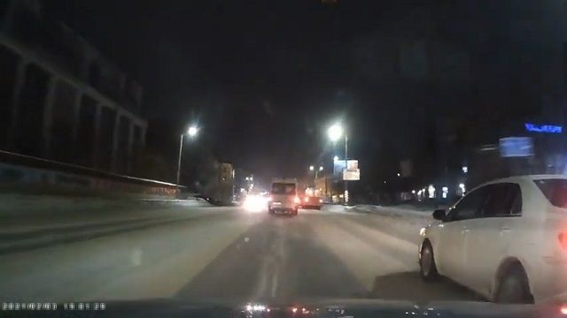 [動画0:30]雪道でスピードを上げる車、雪山でジャンプ