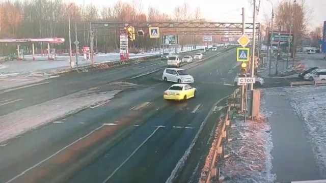 [動画0:32]赤信号に変わった交差点を強引に進む車、残念な結果に…