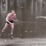 [動画0:45]オランダ人さん、凍った運河をパンツ一枚で滑る→歓声