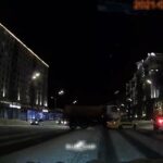 [動画0:13]モスクワ中心部でダンプが制御を失いタクシーが被害に