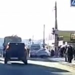 [動画1:03]路駐を避けて歩道を走行する車、歩行者を跳ね飛ばす