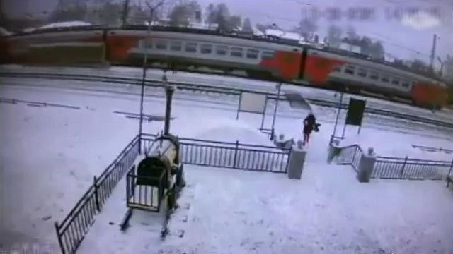 [動画0:11]列車に急ぐ女性、駅舎から飛び出すも列車にはねられ死亡