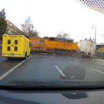[動画1:53]警報機の鳴る踏切に進入したトレーラーに貨物列車が衝突・・・！