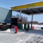 [動画0:25]大型トラック、ガソリンスタンドを破壊する