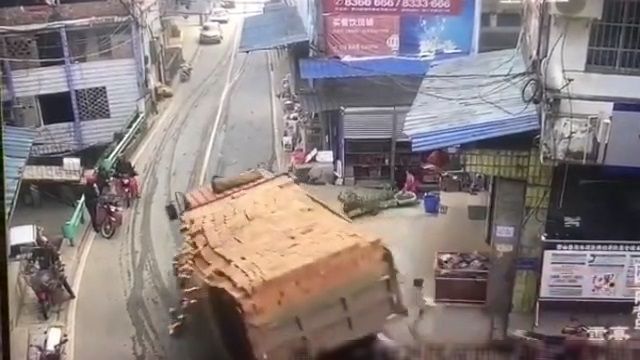 [動画2:27]レンガを積んだトラックが横転・・・！バイクが下敷きに・・・