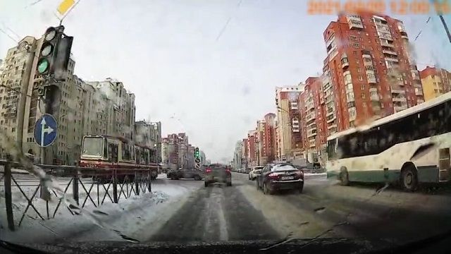 [動画0:26]信号無視の車、トラムに衝突