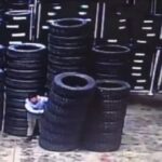 [動画0:20]タイヤを倒して悪戯をする男の子、自業自得の結果に