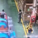 [動画0:20]工場内を走っていた運搬車、荷台が分離して作業員が犠牲に
