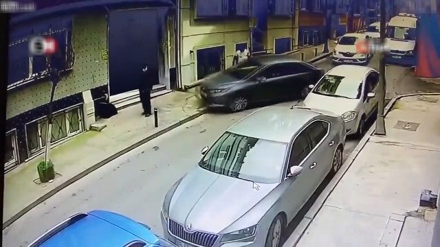 [動画0:32]誘導されて車を出す女性、アクセルとブレーキを間違え歩行者をはねる