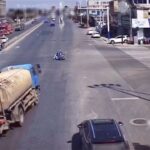 [動画0:48] タンクローリー、赤信号で飛び出してきたバイクを避けて横転
