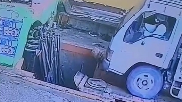 [動画1:23]トラックを誘導する男、潰される
