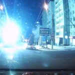 [動画0:26]飲酒運転さん、交差点でトロリーバスと衝突