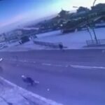 [動画0:08]横断歩道の歩行者、猛スピードの車にはねられる・・・！犯人は逃走