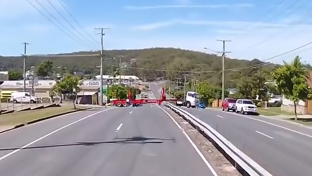 [動画1:00]スピード違反のバイクがトレーラーに衝突