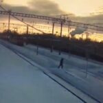 [動画0:37]貨物列車の前におもむろに横になる男性・・・、轢かれる