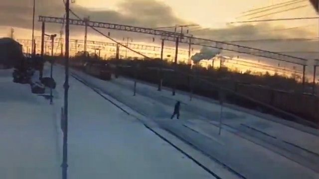 [動画0:37]貨物列車の前におもむろに横になる男性・・・、轢かれる