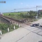 [動画0:40]遮断機に衝突し転倒したバイク・・・！列車が迫ってくる・・・！