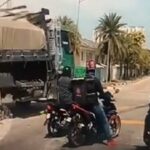 [動画0:14]猛スピードのダンプトラックが信号機を大破・・・！交差点に進入・・・！