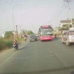 [動画0:40]対向車に構わず追越をするバス、やっぱり事故に