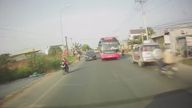 [動画0:40]対向車に構わず追越をするバス、やっぱり事故に