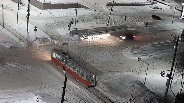 [動画1:06]優先道路を走行する車、トラムを避けて雪山に突っ込む
