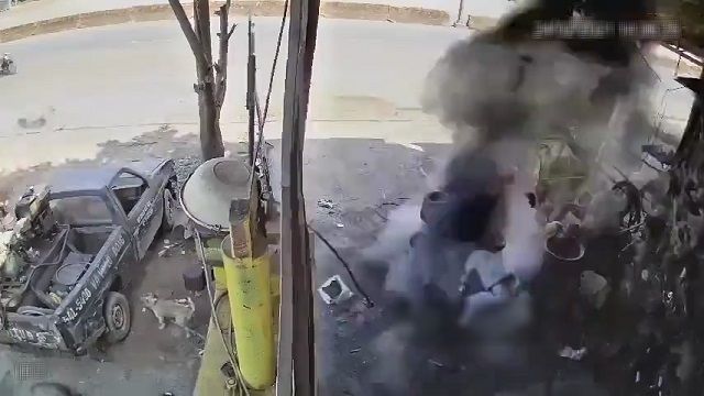 [動画0:29]タイヤが大爆発・・・！巻き込まれた自動車修理工が死亡