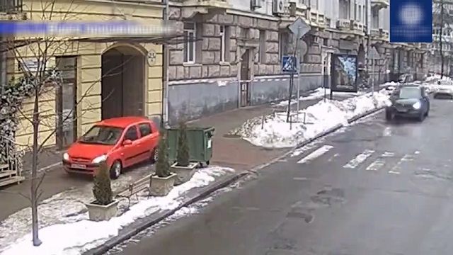 [動画0:25]落雪注意！立入禁止テープを無視して歩道に車を入れた結果