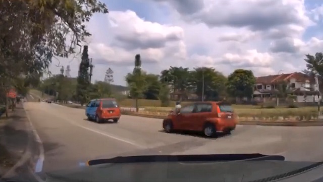 [動画2:18]猛スピードで追突した運転手、走って逃走するも疲れて諦める